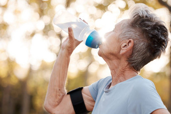 高级女人跑步者喝水锻炼公园夏天培训健康有氧运动健身上了年纪的运行锻炼水合作用水打破健康的身体心肌肉