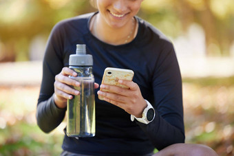 水瓶智能手机女人公园健身网站应用程序博客社会媒体锻炼锻炼培训更新健康的营养手机技术齿轮跑步者自然