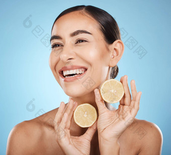 皮肤护理柠檬女人快乐美化妆品皮肤病学健康审美模型自然维生<strong>素面</strong>部发光营养饮食健康的微笑脸排毒蓝色的背景