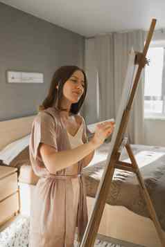 漂亮的有才华的女人画家绘画画架使色彩斑斓的草图创建美妙的艺术美丽的女艺术家绘画柔和的创造力想象力概念