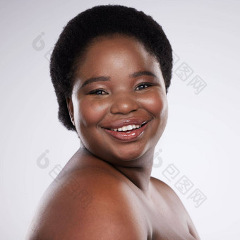 黑色的女人肖像脸护肤品美牙齿化妆品化妆灰色的工作室背景快乐非洲美国女微笑满意度爱护理面部