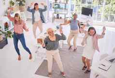 业务人庆祝活动跳舞企业成功团队合作协作办公室集团有创意的员工工人跳舞庆祝成功的业务目标