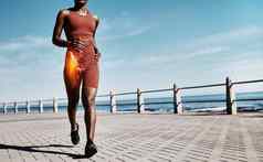 运行雷身体黑色的女人培训健身肌肉锻炼健康散步澳大利亚体育燃烧强大的腿非洲运动员海有氧运动
