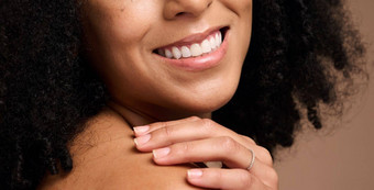 牙科脸美牙齿黑色的女人工作室孤立的棕色（的）背景化妆护肤品化妆品快乐女模型贴面板牙齿美白隐适美健康