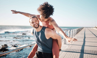 夏天自由夫妇肩扛海洋享受假期假期质量时间周末爱约会黑色的男人。女人放松运行健身锻炼培训海滩