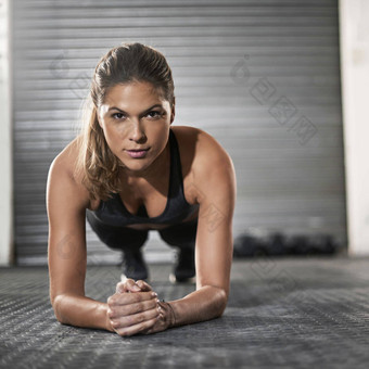 长持有<strong>板材</strong>年轻的女人<strong>板材</strong>锻炼健身房