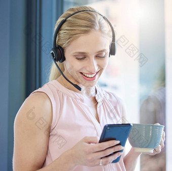 咖啡打破智能手机调用中心女人微笑网站信息移动应用程序网络社会媒体灵感的想法放松快乐电话销售工人咖啡杯电话