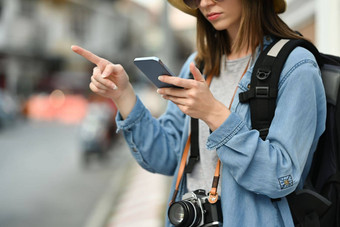 年轻的女旅游智能手机平台应用程序帮助旅游旅行地图全球定位系统(gps)