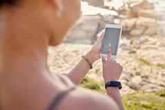 女人手电话模型海滩社会媒体沟通聊天在户外手女触碰智能手机色度显示屏幕广告市场营销应用程序