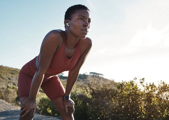 累了动机黑色的女人运行自然培训锻炼健身的想法摩洛哥呼吸放松非洲跑步者思考山锻炼体育有氧运动开始