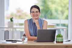 肖像领导快乐女人桌子上电子邮件管理规划时间表公司目标愿景任务移动PC人类资源经理企业人工人办公室