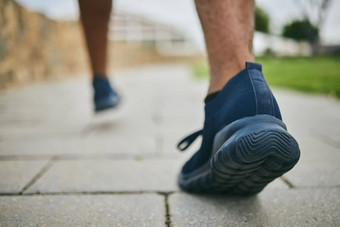 运行鞋子锻炼健身脚男人。户外人行道上有氧运动锻炼运动员跑步者运动鞋体育培训健康健康健康的生活方式