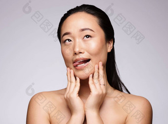 亚洲女人手脸美护肤品面部化妆品肉毒杆菌治疗工作室背景日本女人微笑舌头满意度卫生完美的皮肤