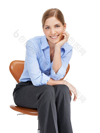女商人肖像坐着椅子工作室白色背景幸福快乐女工人模型办公室椅子年轻的员工企业家动机企业职业生涯