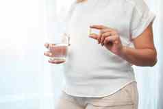 怀孕健康女人药片水健康维生素医疗护理婴儿医疗保健医学怀孕了女人手玻璃采取药物治疗矿物质补充