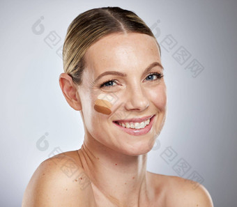 化妆美肖像女人基金会测试皮肤颜色语气轮廓脸护肤品美容快乐女孩面部遮瑕膏美产品化妆品工作室