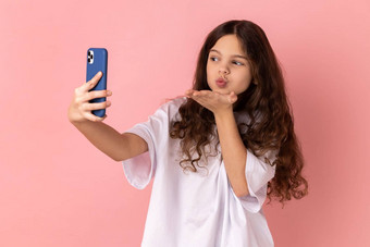 女孩发送空气吻智能手机相机沟通视频调用流媒体视频博客