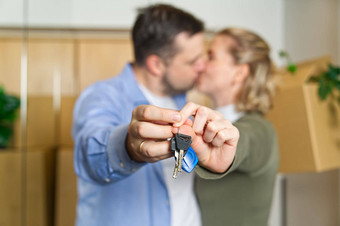 夫妇显示键公寓真正的房地产抵押贷款贷款概念移动房子