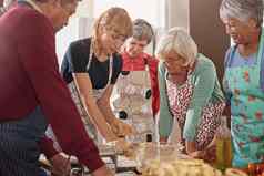 显示减少厨房时间一半集团老年人参加烹饪类