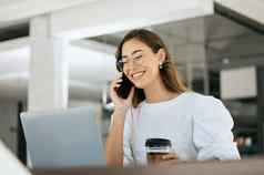 咖啡移动PC业务女人电话调用沟通联系网络办公室微笑快乐员工成功业务规划电话销售时间表技术