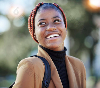 脸快乐黑色的女人学生公园准备好了学习研究教育奖学金自由微笑女失去了的想法思考考虑知识在户外