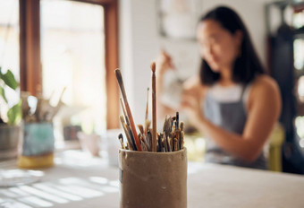 画笔艺术设备Jar<strong>表格</strong>陶器车间工作室设计师女人背景变焦油漆有<strong>创意</strong>的女波特工作设计