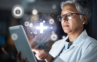 医生平板电脑未来主义的全球医疗保健网络安全生活保险数据安全应用程序晚上医院网络思考女人医疗技术全息图覆盖研究