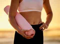 瑜伽席特写镜头女人海滩冥想Zen放松健康锻炼健康健身变焦女孩海瑜伽普拉提呼吸平静海洋锻炼