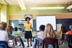 黑色的女人老师教室学生教育学习支持知识发展非洲女学前教育教室学术讨论教学年轻的孩子们
