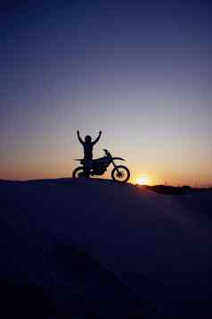摩托车体育运动轮廓男人。赢家自行车晚上锻炼健康锻炼自然健身体育健康摩托车人庆祝沙漠污垢沙子山山