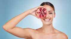 脸肖像护肤品女人石榴工作室蓝色的背景有机化妆品美女模型产品水果食物维生素营养健康的饮食