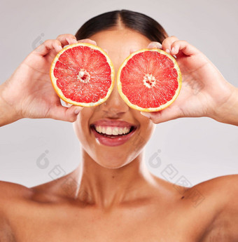 葡萄柚护肤品健康女人持有水果护肤品维生素脸发光模型水果健康化妆品眼睛治疗健康的饮食营养食物美