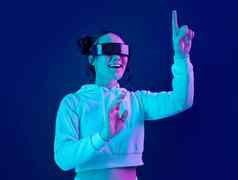 女人元宇宙虚拟现实眼镜未来主义的游戏网络世界玩家人兴奋手哇数字经验赛博朋克蓝色的背景科技应用程序
