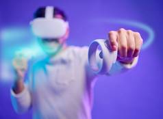 虚拟现实元宇宙男人。战斗游戏眼镜未来主义的网络世界玩家人手控制器应用程序数字经验紫色的背景覆盖游戏