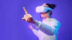 女人手元宇宙虚拟现实眼镜游戏未来主义的网络世界玩家人手指模拟数字经验有创意的赛博朋克紫色的背景应用程序