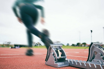 运动模糊运行比赛开始块运动员体育场人速度行动健身户外培训跑步者运动鞋体育锻炼有氧运动跟踪