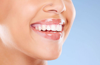 牙齿口美女人微笑牙科护理隐适美牙齿美白嘴唇工作室背景脸健康的皮肤贴面板化妆品护理唇填料变焦