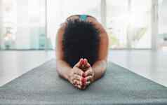 瑜伽手臂伸展运动祈祷手黑色的女人健身房Zen放松锻炼普拉提和平冥想培训运动员祈祷构成地板上感觉平静拉伸