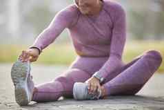 女人锻炼健身伸展运动户外城市公园健康健康有氧运动培训运动员女坐着温暖的锻炼运行健康的生活方式身体