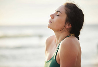 冥想模型瑜伽女人海滩海海洋平静和平清晰<strong>的</strong>心<strong>灵魂</strong>Zen冥想年轻<strong>的</strong>女放松海岸健身锻炼锻炼