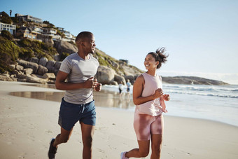 夫妇健身运行微笑海滩<strong>锻炼</strong>有氧运动幸福活跃的生活方式年轻的快乐<strong>人跑步</strong>者健康身体培训动机<strong>锻炼</strong>户外海洋