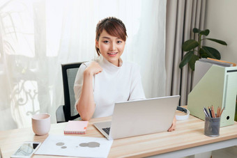 美丽的亚洲女人工作电脑<strong>首页</strong>自由职业者