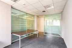 破产办公室建筑空房间透明的固体玻璃墙面板过时的天花板覆盖修复翻新