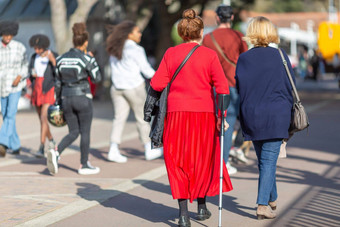 上了年纪的女人走拐杖城市