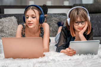 一代青少年孩子们现代技术首页耳机笔记本电脑平板电脑娱乐教育
