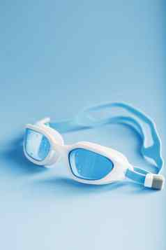 白色游泳护目镜蓝色的背景