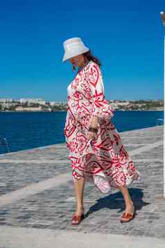 女人他衣服享受蓝色的海夏天夏天