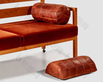 沙发手工制作的铜色的皮革支持枕头<strong>脚凳</strong>