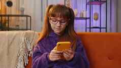 蹒跚学步的女孩发短信分享消息智能手机社会媒体应用程序在线看放松电影新闻