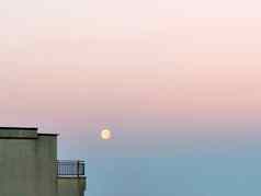 月亮粉红色的蓝色的早....天空阳台房子